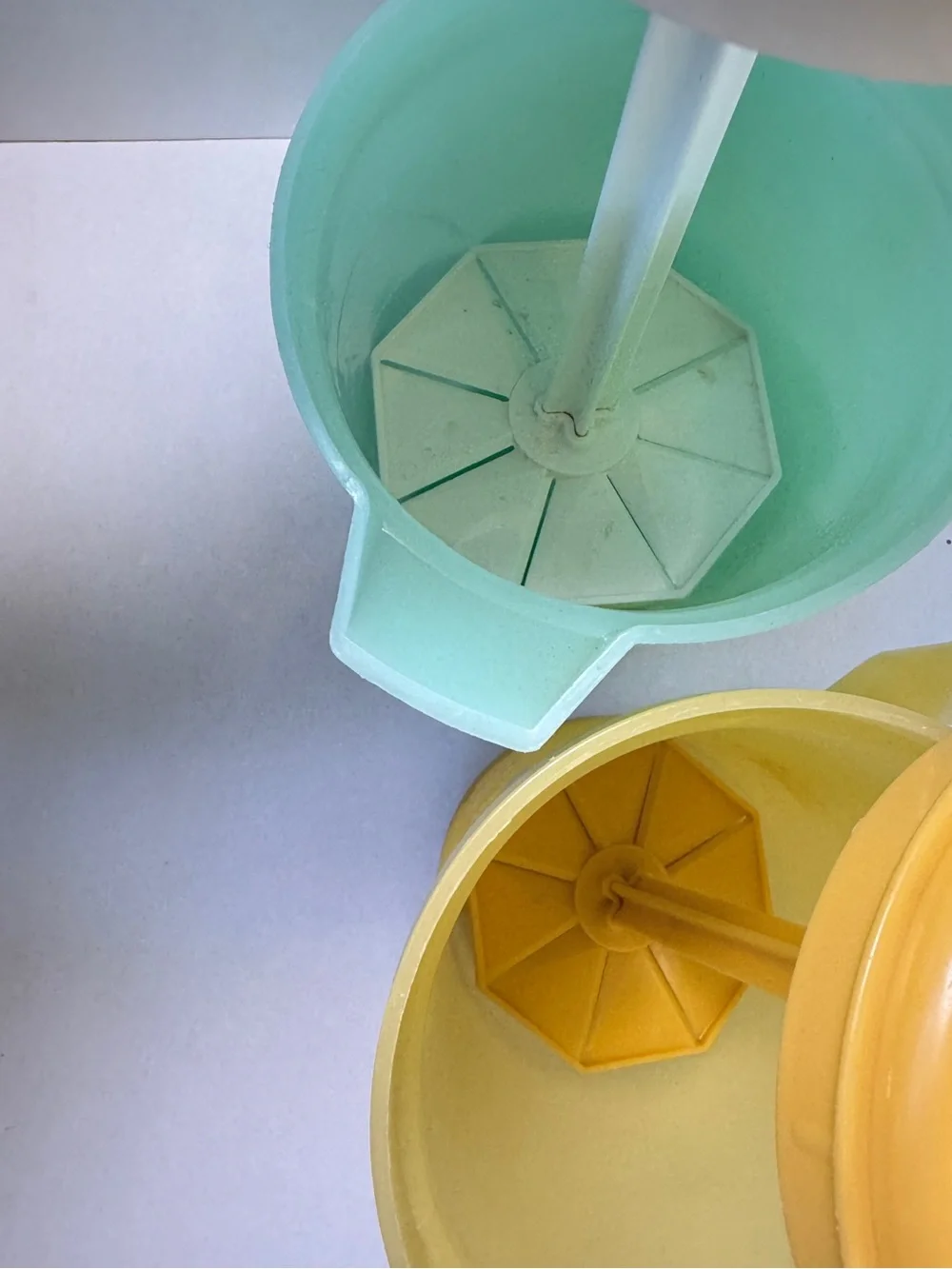 Vtg Federal Housewares 2 Qt Mixing Pitchers Set Plunger Lid Yellow, Mint MCM 70s